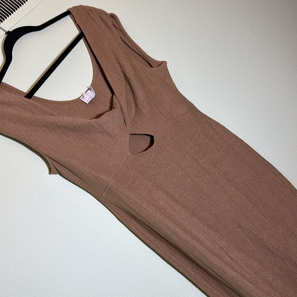 ASOS design one of the shoulder twist detail midi dress in mocha US 14 - Picture 4 of 5